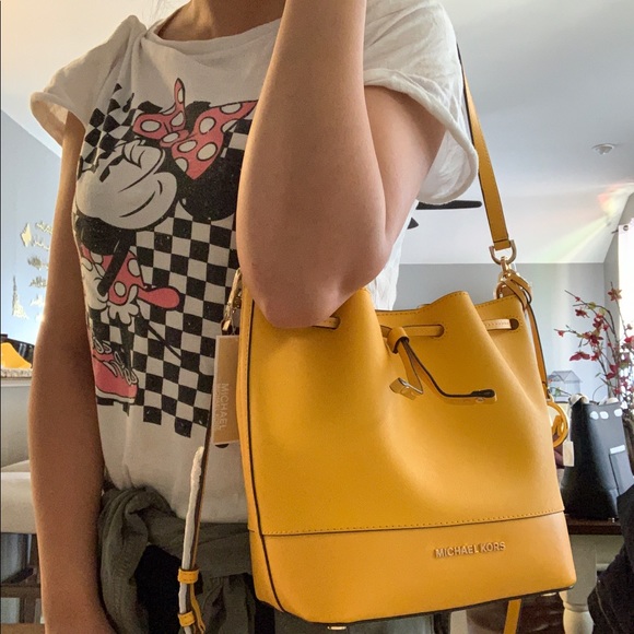 Michael Kors Handbags - 🌟 new MK trista medium bucket